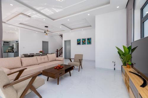 Luxury Pool Villa 8rooms , Bida, H? B?i, G?n Bi?n- Palm Villa 10