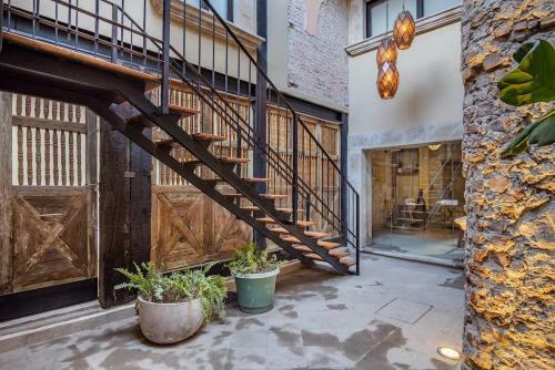Best Location - New, Upscale, Modern Comfort 5 Bedrooms