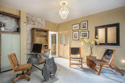 Best Location - New, Upscale, Modern Comfort 5 Bedrooms