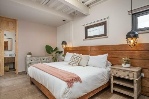 Best Location - New, Upscale, Modern Comfort 5 Bedrooms