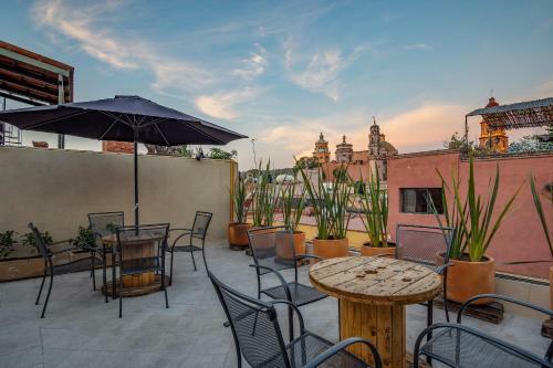 Best Location - New, Upscale, Modern Comfort 5 Bedrooms