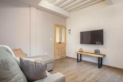 Best Location - New, Upscale, Modern Comfort 5 Bedrooms