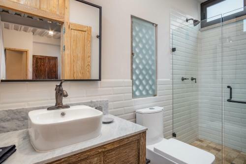 Best Location - New, Upscale, Modern Comfort 5 Bedrooms