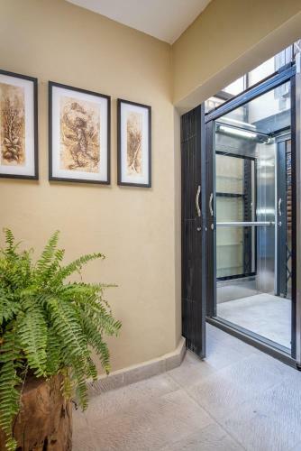 Best Location - New, Upscale, Modern Comfort 5 Bedrooms