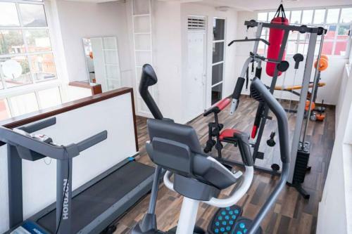 Casa de 4 Pisos Con Gym, Terraza, Jacuzzi Y Oficina