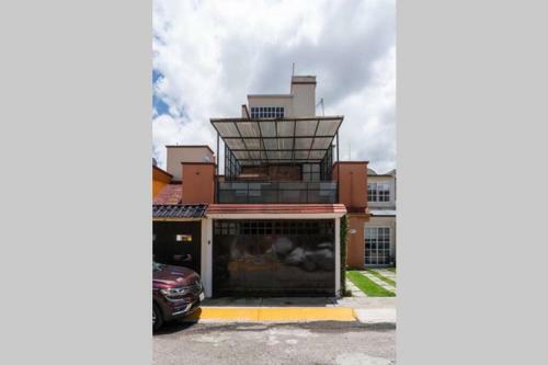 Casa de 4 Pisos Con Gym, Terraza, Jacuzzi Y Oficina