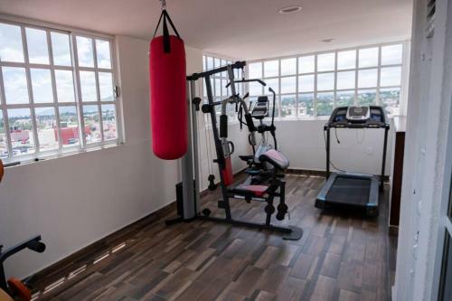 Casa de 4 Pisos Con Gym, Terraza, Jacuzzi Y Oficina