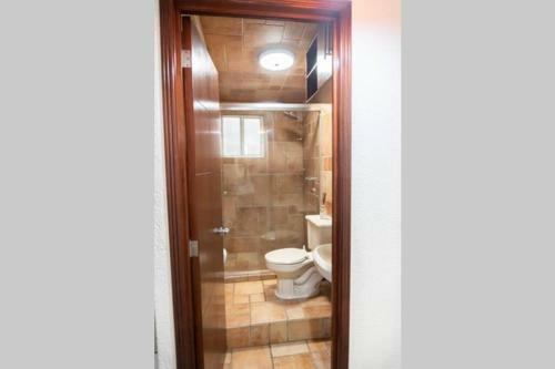 Casa de 4 Pisos Con Gym, Terraza, Jacuzzi Y Oficina