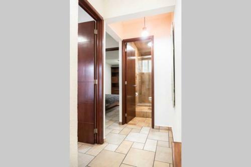 Casa de 4 Pisos Con Gym, Terraza, Jacuzzi Y Oficina