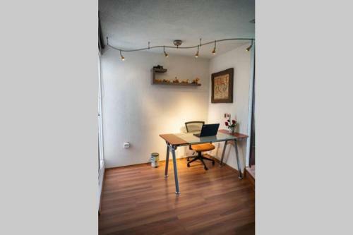 Casa de 4 Pisos Con Gym, Terraza, Jacuzzi Y Oficina