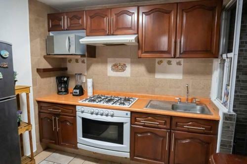 Casa de 4 Pisos Con Gym, Terraza, Jacuzzi Y Oficina