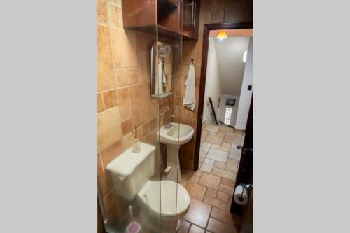Casa de 4 Pisos Con Gym, Terraza, Jacuzzi Y Oficina