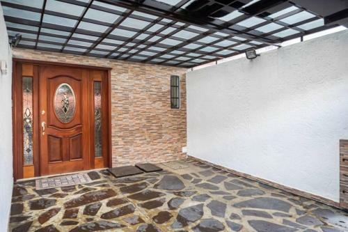 Casa de 4 Pisos Con Gym, Terraza, Jacuzzi Y Oficina