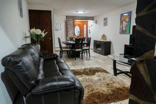 Casa de 4 Pisos Con Gym, Terraza, Jacuzzi Y Oficina