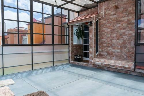 Casa de 4 Pisos Con Gym, Terraza, Jacuzzi Y Oficina