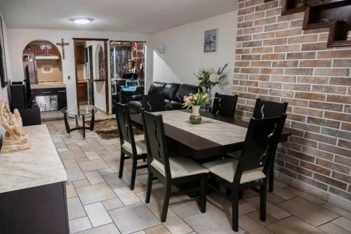 Casa de 4 Pisos Con Gym, Terraza, Jacuzzi Y Oficina