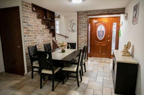 Casa de 4 Pisos Con Gym, Terraza, Jacuzzi Y Oficina