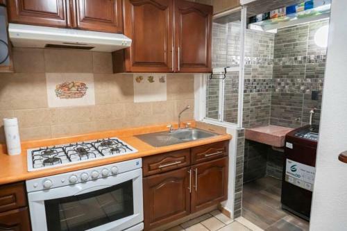 Casa de 4 Pisos Con Gym, Terraza, Jacuzzi Y Oficina
