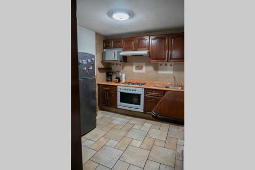 Casa de 4 Pisos Con Gym, Terraza, Jacuzzi Y Oficina