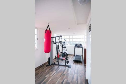 Casa de 4 Pisos Con Gym, Terraza, Jacuzzi Y Oficina