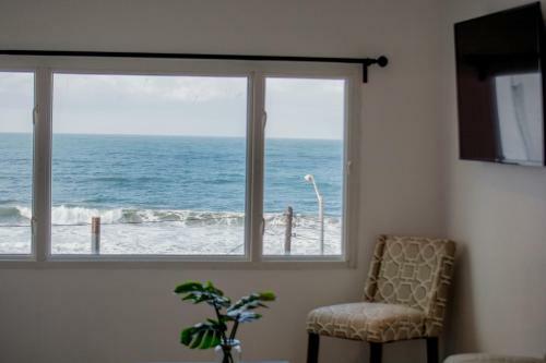 Beachfront 4 Bedroom House - Sleeps 10