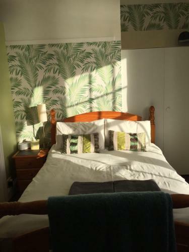 Hostal Whitecliff Guest House