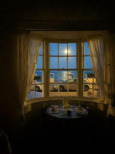 Hostal Whitecliff Guest House