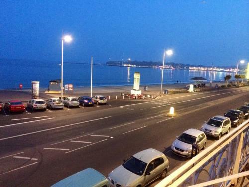 Hostal Marina Court