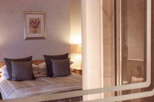 Hostal Kew House And Apartments