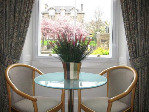 Hostal Kew House And Apartments