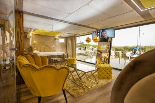 Myhouseboat 1