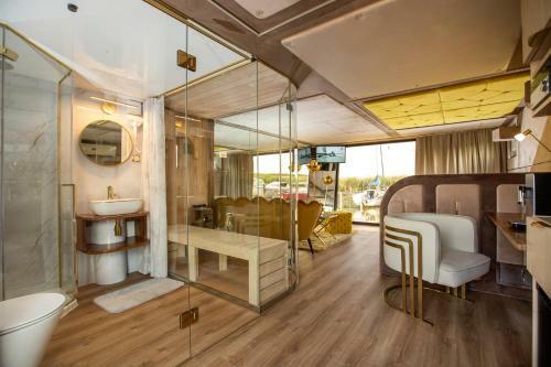 Myhouseboat 1