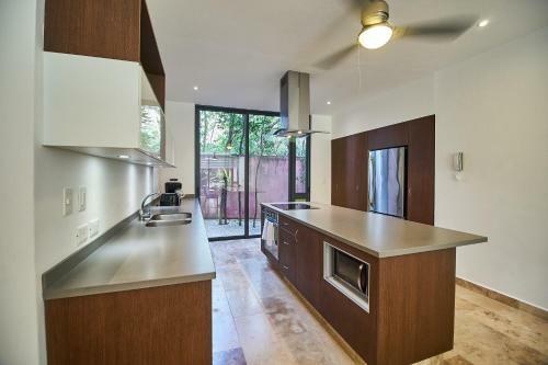 Modern And Bright 2 Bedroom/2 Bathroom Apartment
