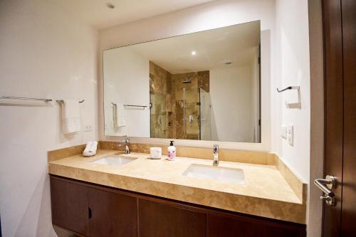 Modern And Bright 2 Bedroom/2 Bathroom Apartment