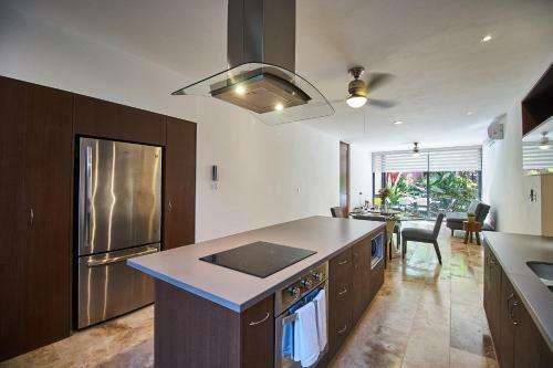 Modern And Bright 2 Bedroom/2 Bathroom Apartment