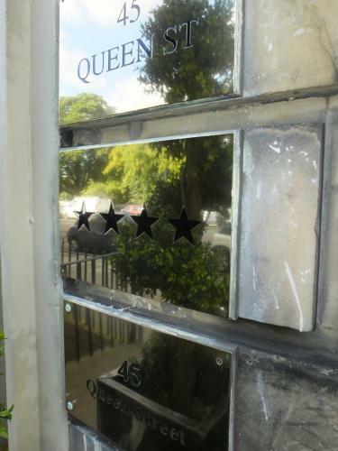 Hostal Queens Guest House
