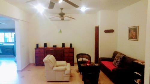 Spacious 2 Bedroom Apartment + Pool