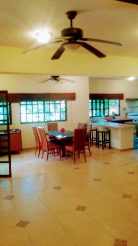 Spacious 2 Bedroom Apartment + Pool
