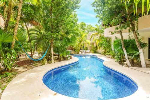 Garden Terrace Condo Plus Bikes Available & Pool Onsite
