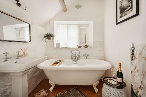 Weeke Brook - Quintessential Thatched Luxury Devon Cottage