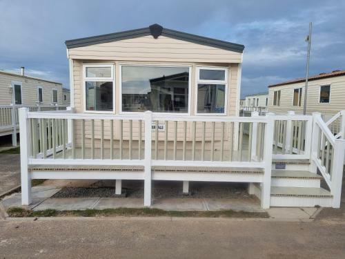 8 Berth Deluxe Caravan Pg31