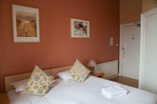 Hostal Garfield Guest House