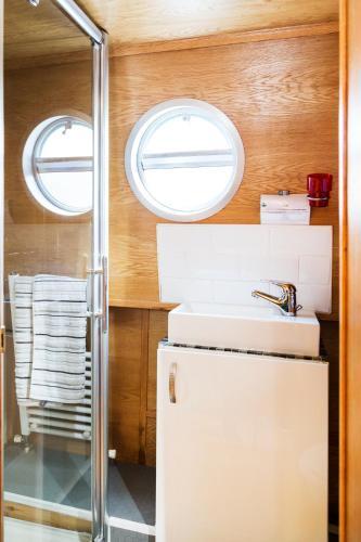 The Four Sisters Boatel (houseboat)