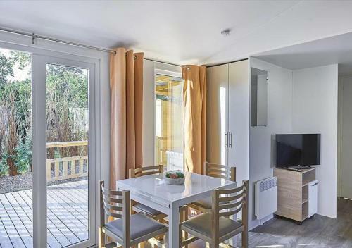 Luxe Chalet Met 2 Badkamers Op Camping de Oase
