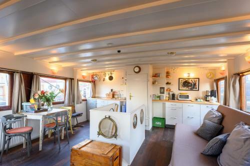 Boatapartment Animathor On Top Location