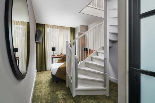 Boutique Hotel First City