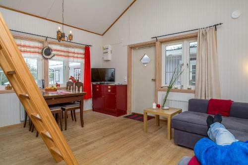 Comfortable Cottage At Scenic Lake
