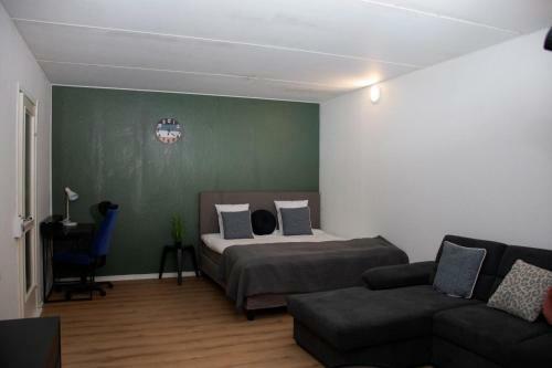 Entire Apartment Malm� 2 Bedrooms-tv Lounge-balcony