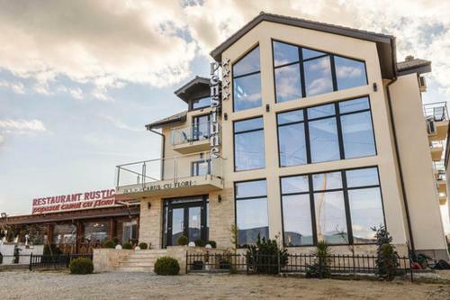 Hostal Pensiunea Carul Cu Flori
