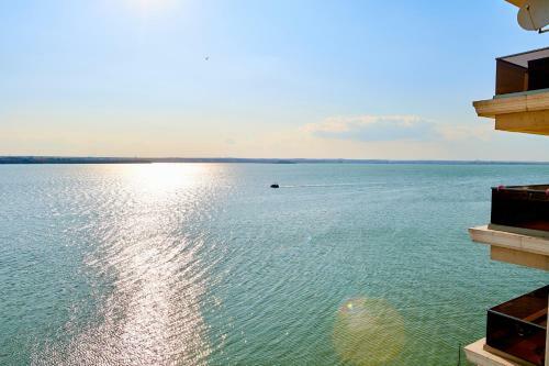 Sailing Lake Mamaia Apartment